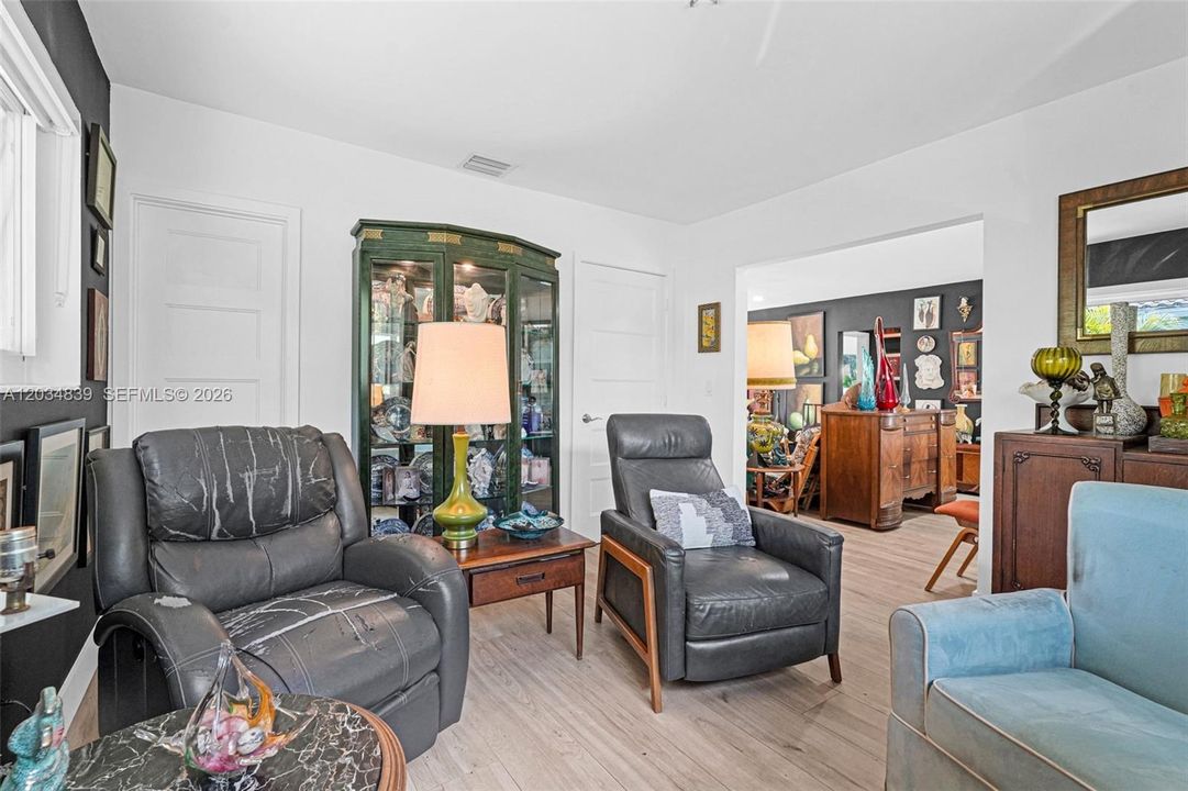 For Sale: $699,999 (3 beds, 2 baths, 1279 Square Feet)