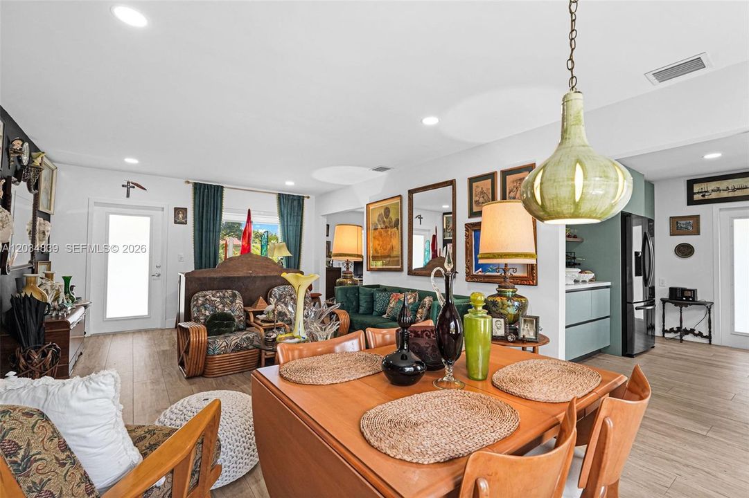 For Sale: $699,999 (3 beds, 2 baths, 1279 Square Feet)
