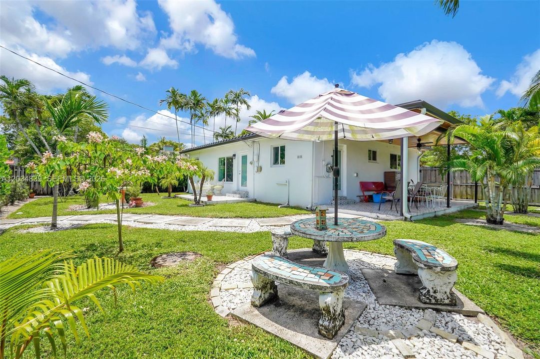 For Sale: $699,999 (3 beds, 2 baths, 1279 Square Feet)