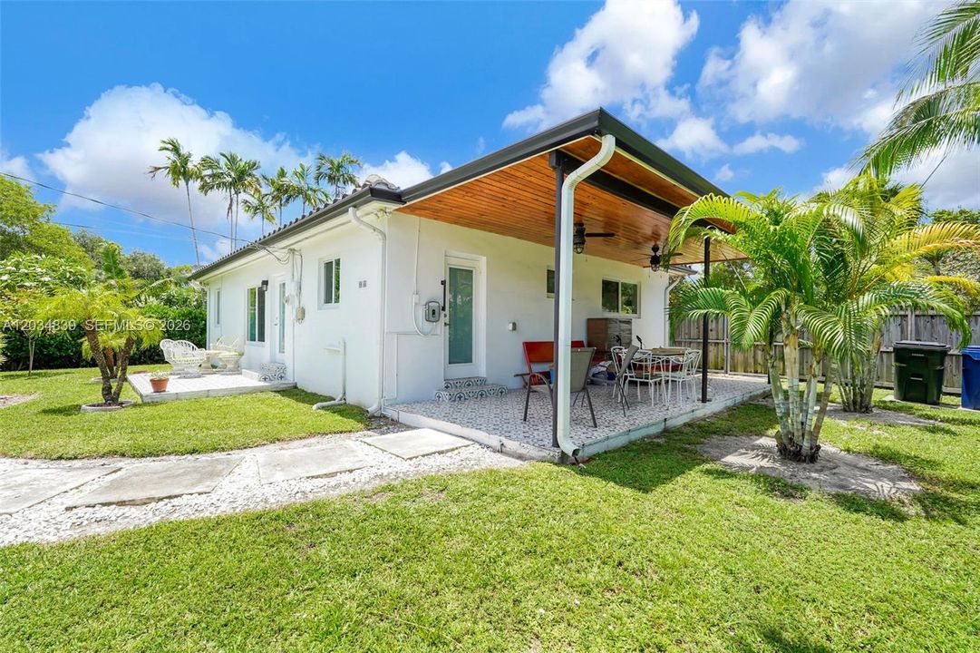 For Sale: $699,999 (3 beds, 2 baths, 1279 Square Feet)