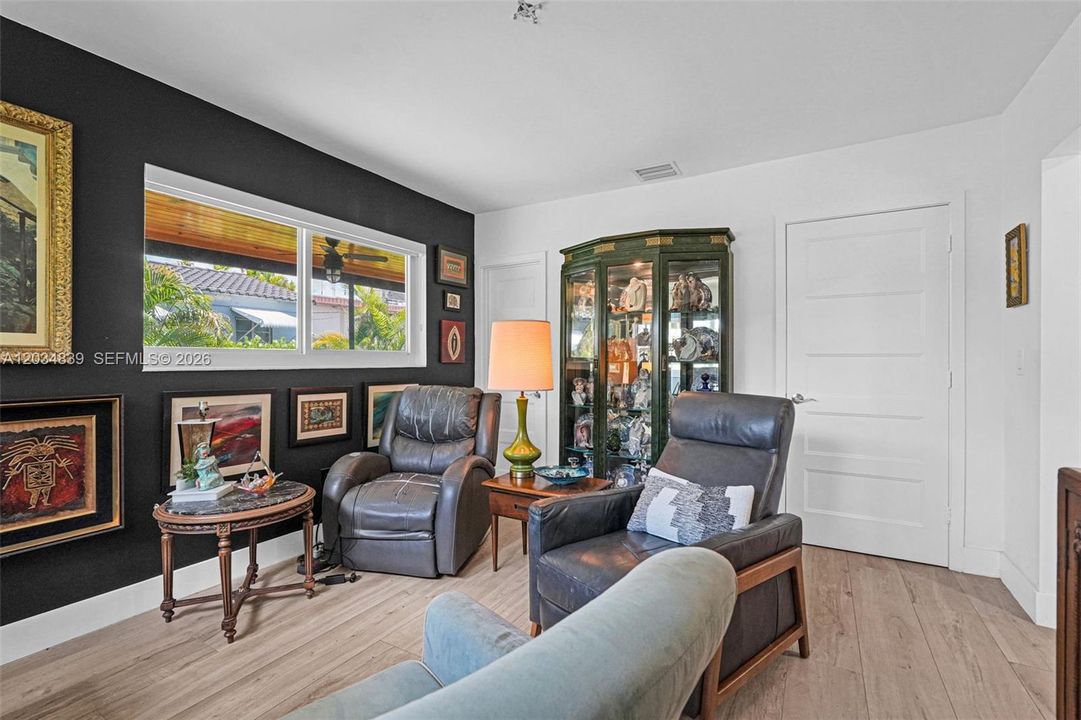 For Sale: $699,999 (3 beds, 2 baths, 1279 Square Feet)