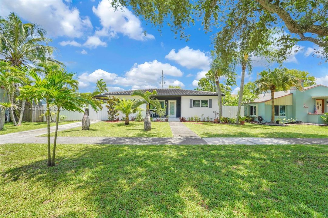 For Sale: $699,999 (3 beds, 2 baths, 1279 Square Feet)