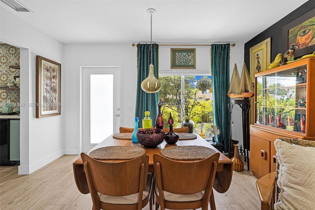 For Sale: $699,999 (3 beds, 2 baths, 1279 Square Feet)