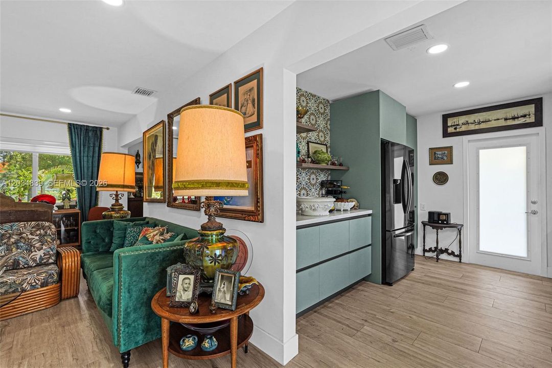 For Sale: $699,999 (3 beds, 2 baths, 1279 Square Feet)