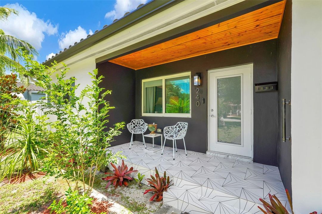 For Sale: $699,999 (3 beds, 2 baths, 1279 Square Feet)