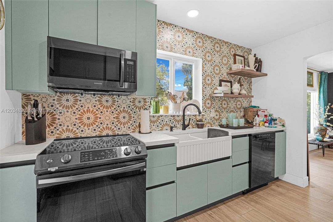 For Sale: $699,999 (3 beds, 2 baths, 1279 Square Feet)