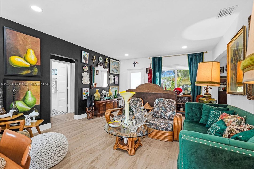 For Sale: $699,999 (3 beds, 2 baths, 1279 Square Feet)