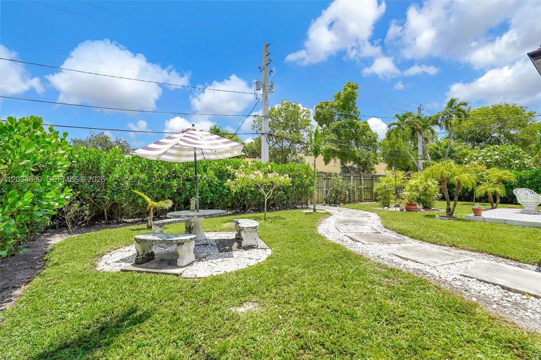 For Sale: $699,999 (3 beds, 2 baths, 1279 Square Feet)