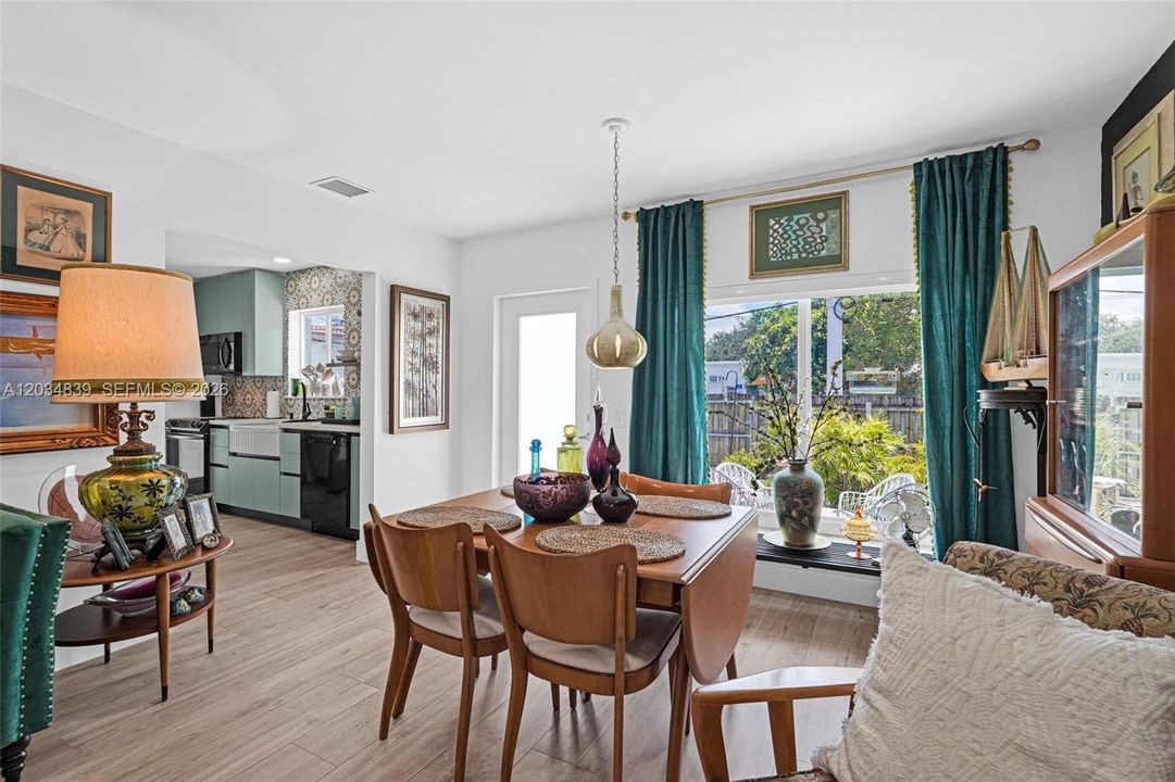 For Sale: $699,999 (3 beds, 2 baths, 1279 Square Feet)