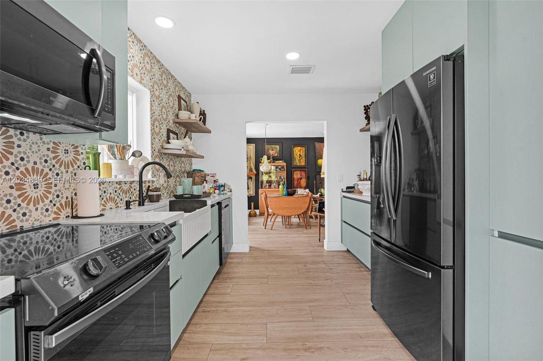 For Sale: $699,999 (3 beds, 2 baths, 1279 Square Feet)