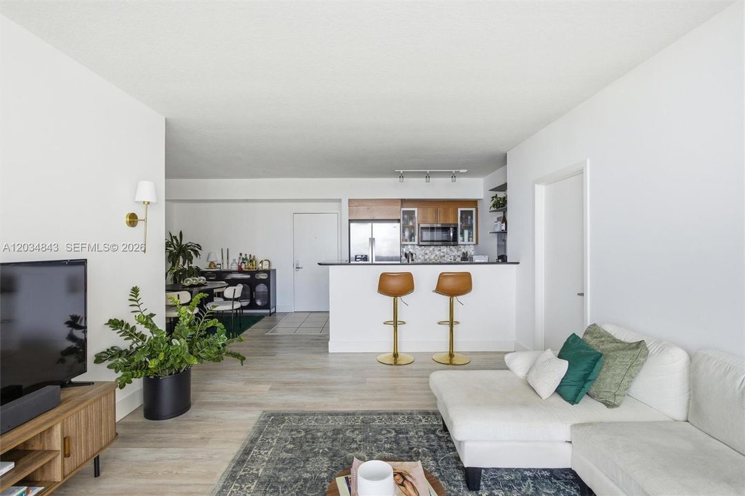 For Sale: $635,000 (2 beds, 2 baths, 1169 Square Feet)