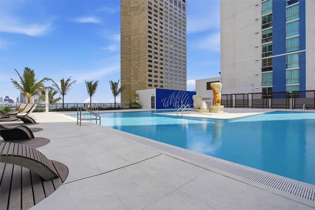 For Sale: $635,000 (2 beds, 2 baths, 1169 Square Feet)