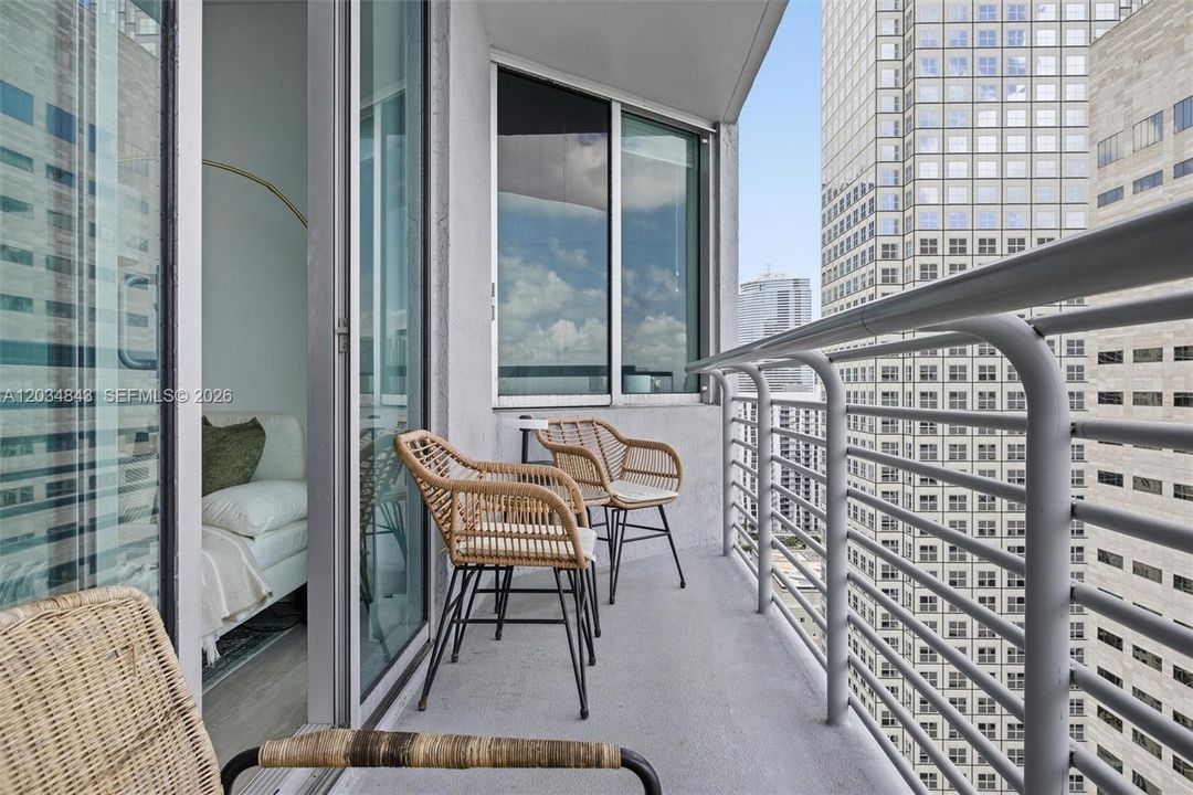 For Sale: $635,000 (2 beds, 2 baths, 1169 Square Feet)