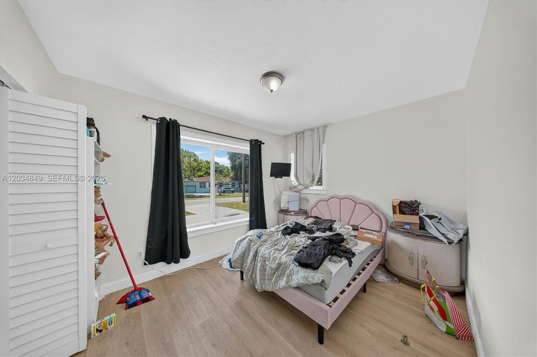 Active With Contract: $600,000 (5 beds, 3 baths, 1641 Square Feet)