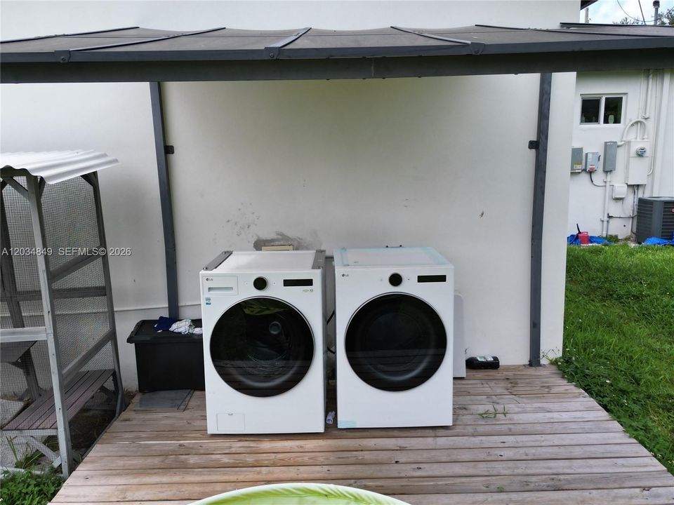 For Sale: $600,000 (5 beds, 3 baths, 1641 Square Feet)