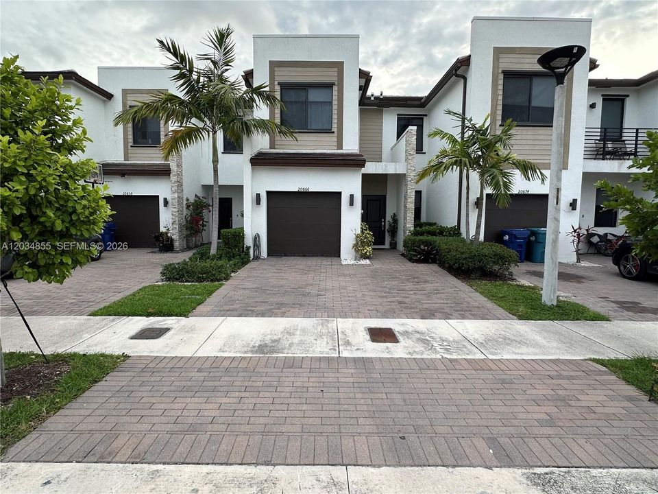 En Venta: $555,000 (3 camas, 2 baños, 1704 Pies cuadrados)