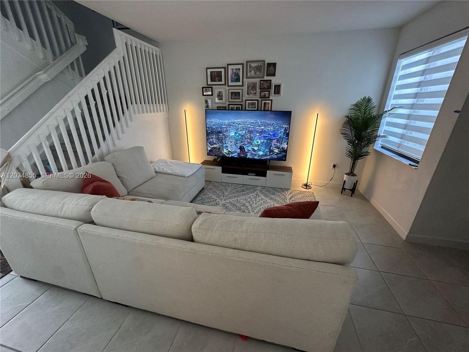 En Venta: $555,000 (3 camas, 2 baños, 1704 Pies cuadrados)
