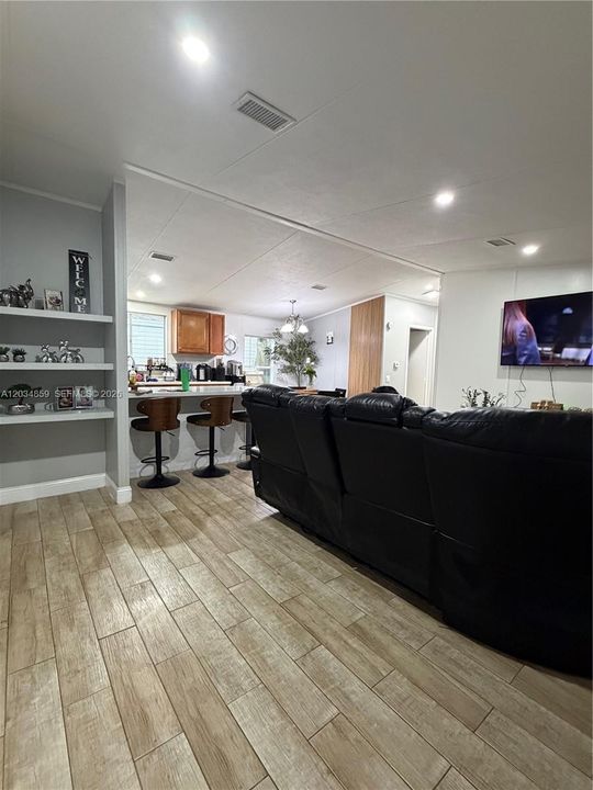 На продажу: $294,900 (0.09 acres)