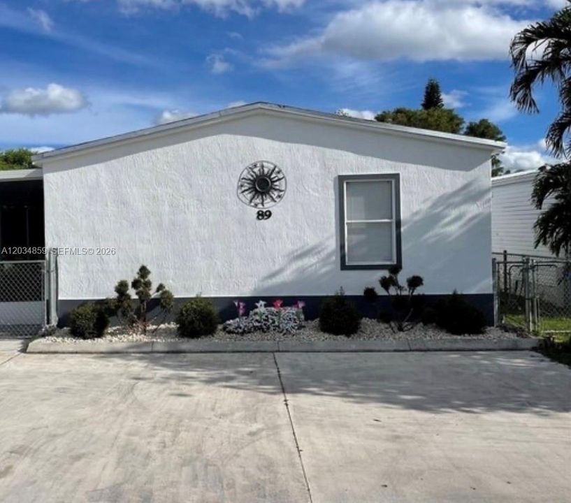 На продажу: $294,900 (0.09 acres)