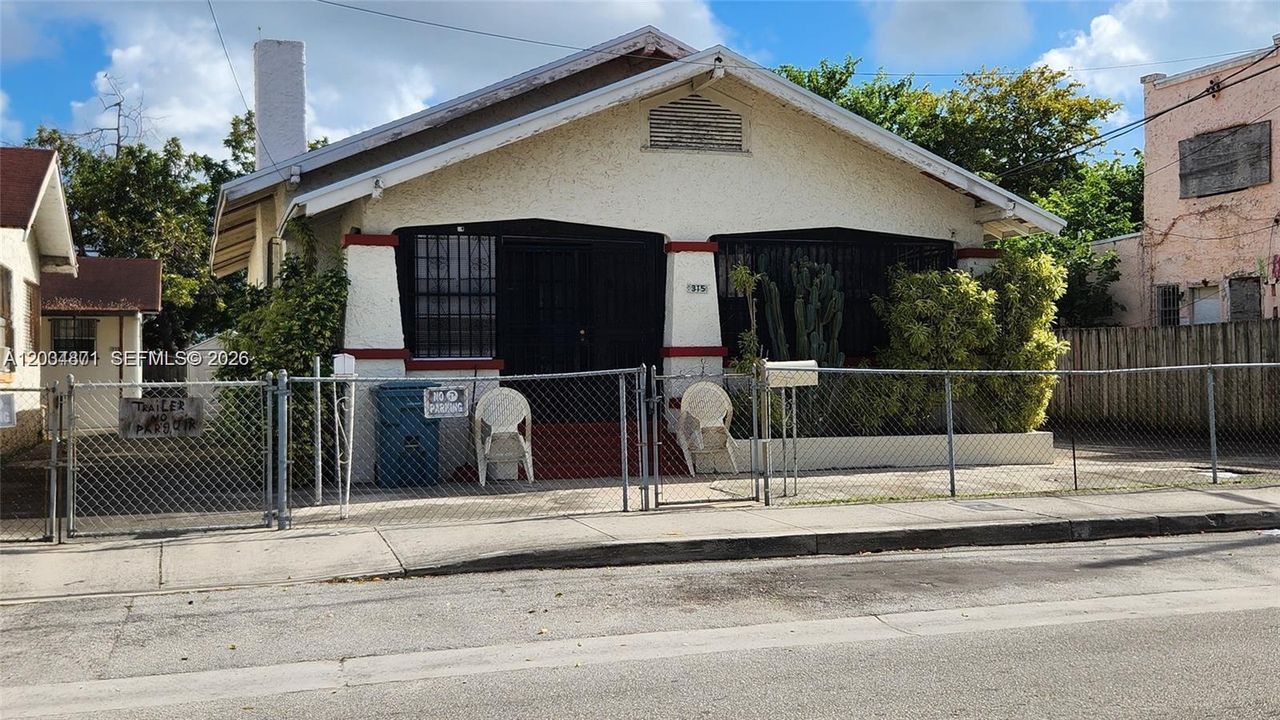En Venta: $1,260,000 (0.25 acres)