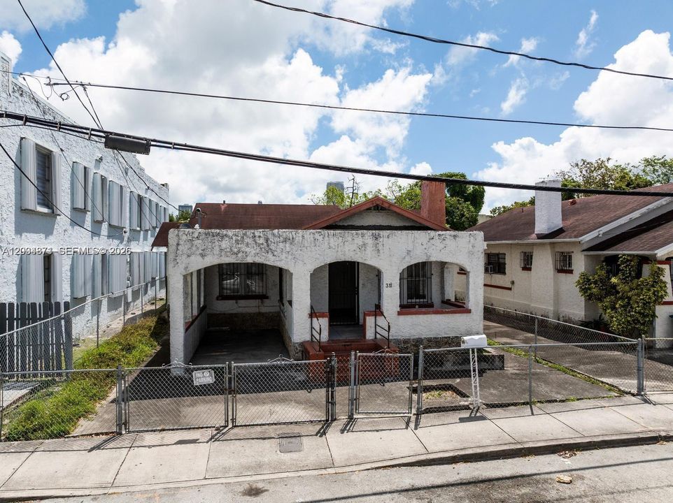 En Venta: $1,260,000 (0.25 acres)