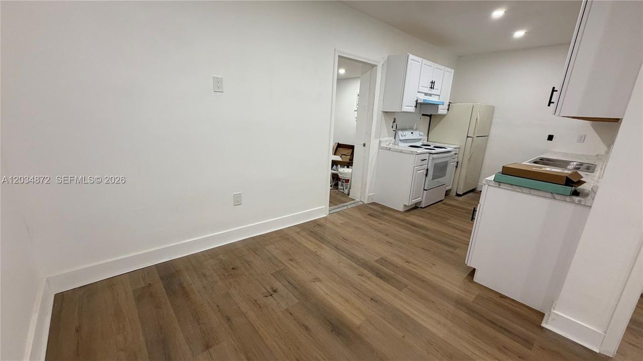 For Rent: $1,950 (2 beds, 1 baths, 7074 Square Feet)