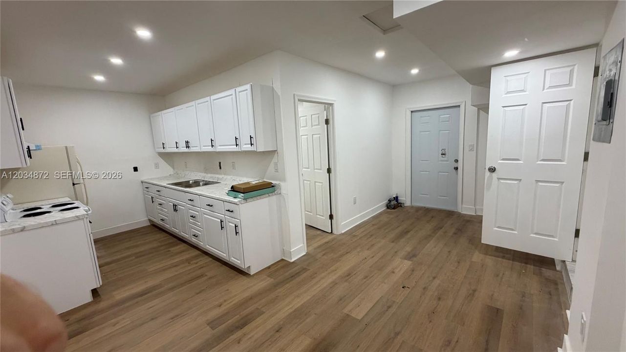 For Rent: $1,950 (2 beds, 1 baths, 7074 Square Feet)