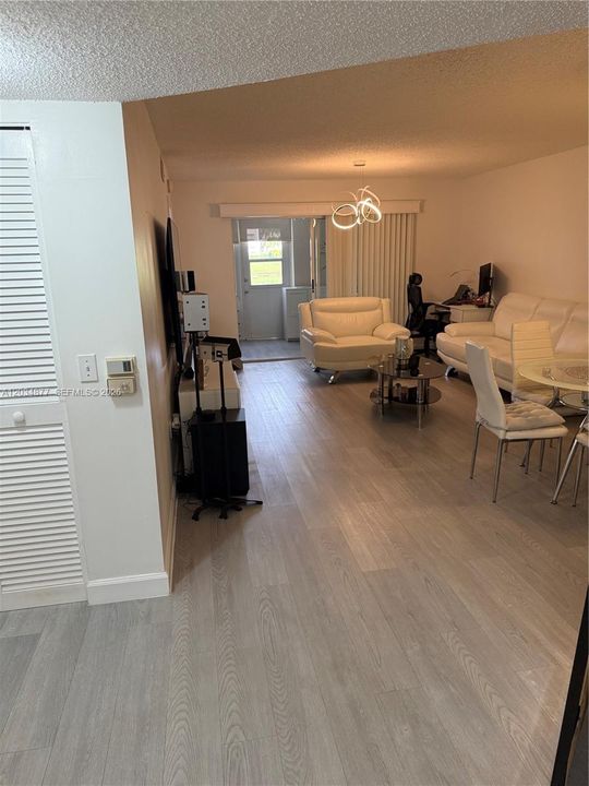 For Sale: $250,000 (2 beds, 2 baths, 1030 Square Feet)