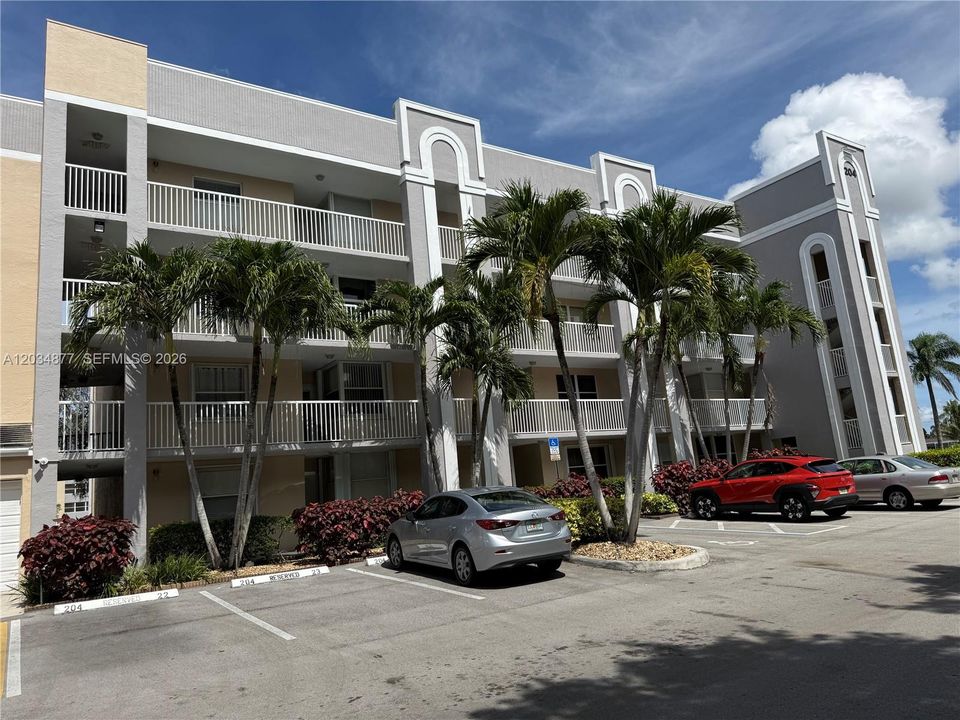 For Sale: $250,000 (2 beds, 2 baths, 1030 Square Feet)