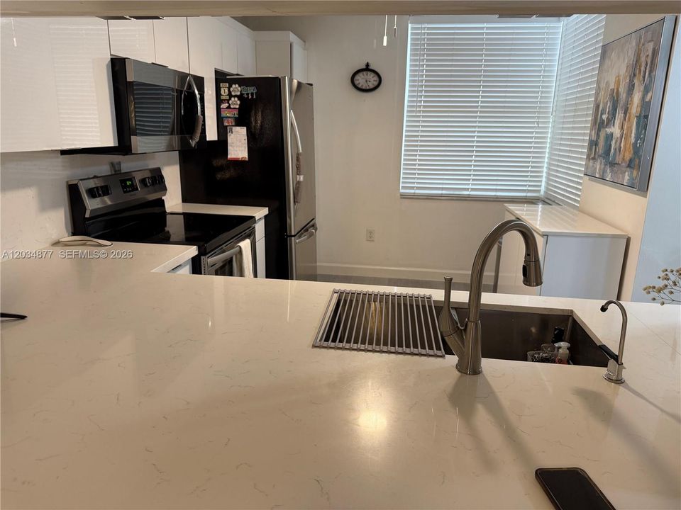 For Sale: $250,000 (2 beds, 2 baths, 1030 Square Feet)