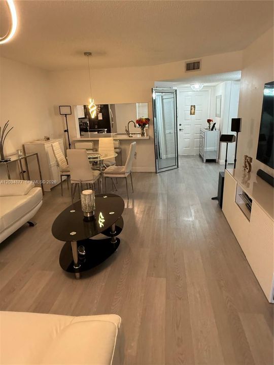 For Sale: $250,000 (2 beds, 2 baths, 1030 Square Feet)