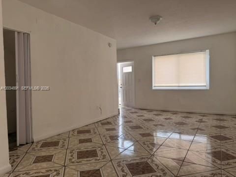 For Rent: $1,850 (2 beds, 1 baths, 930 Square Feet)