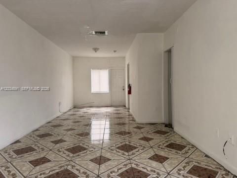 For Rent: $1,850 (2 beds, 1 baths, 930 Square Feet)