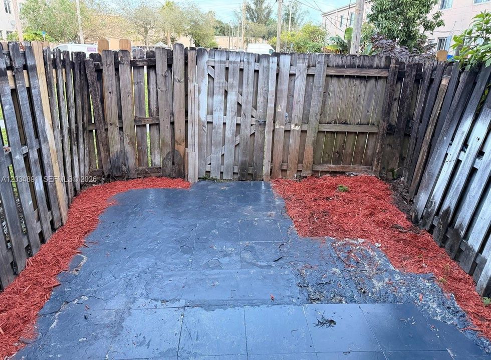 For Rent: $1,850 (2 beds, 1 baths, 930 Square Feet)