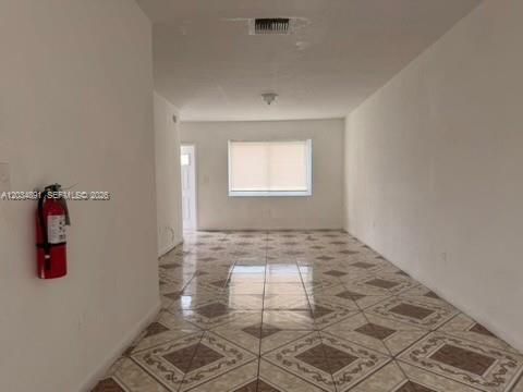 For Rent: $1,850 (2 beds, 1 baths, 930 Square Feet)