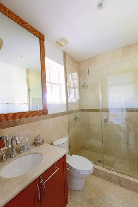 В аренду: $24,000 (5 спален, 6 ванн, 3495 Квадратных фут)