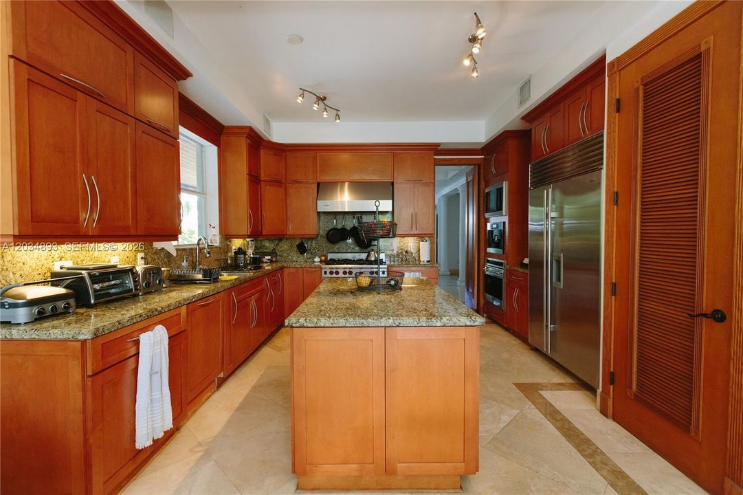 В аренду: $24,000 (5 спален, 6 ванн, 3495 Квадратных фут)