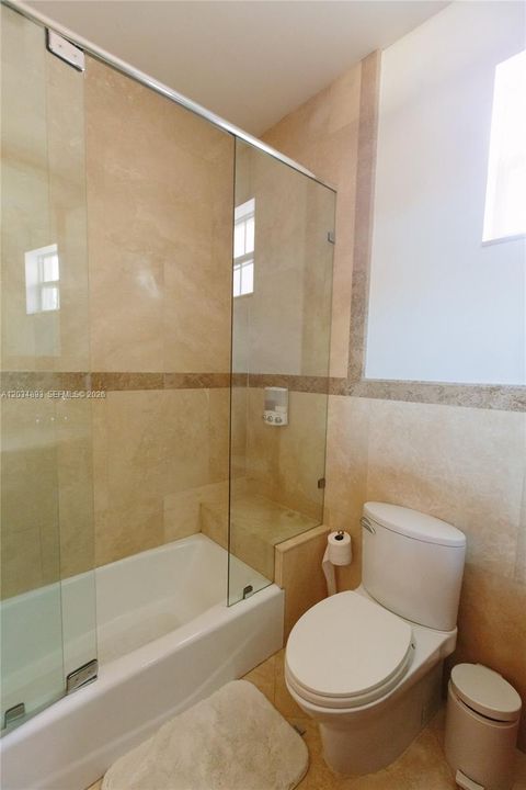 В аренду: $24,000 (5 спален, 6 ванн, 3495 Квадратных фут)