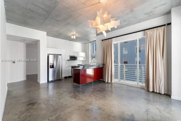 For Sale: $395,000 (1 beds, 1 baths, 950 Square Feet)