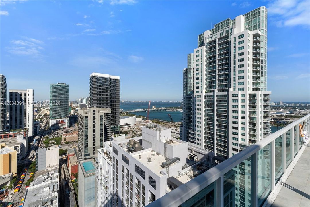 For Sale: $395,000 (1 beds, 1 baths, 950 Square Feet)
