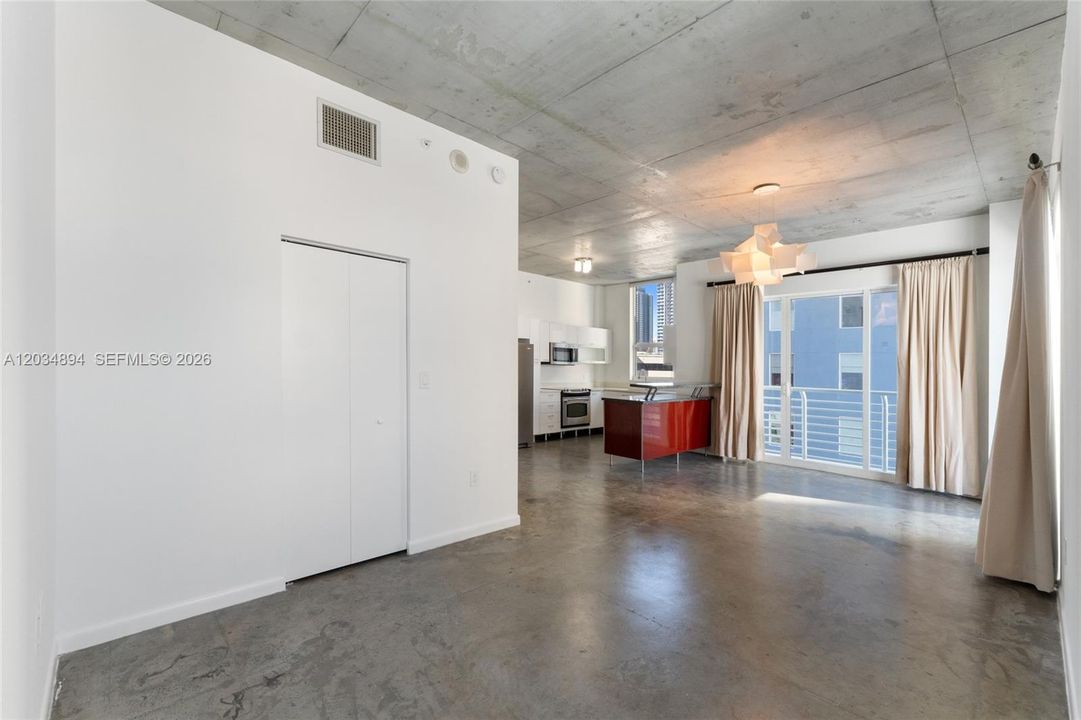 For Sale: $395,000 (1 beds, 1 baths, 950 Square Feet)