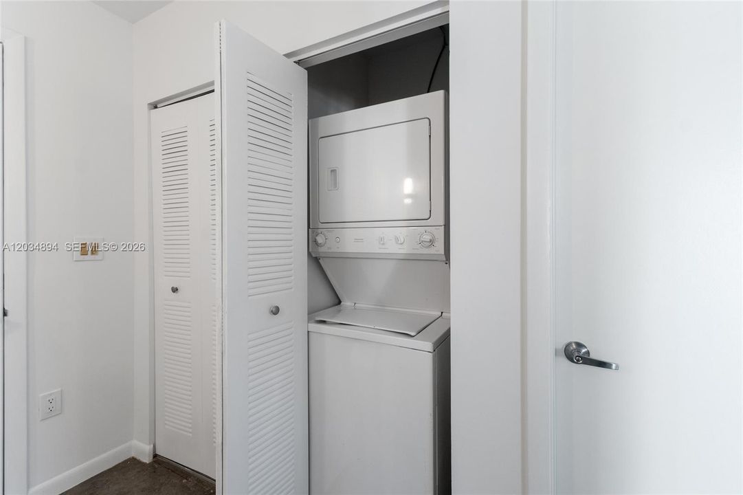 For Sale: $395,000 (1 beds, 1 baths, 950 Square Feet)