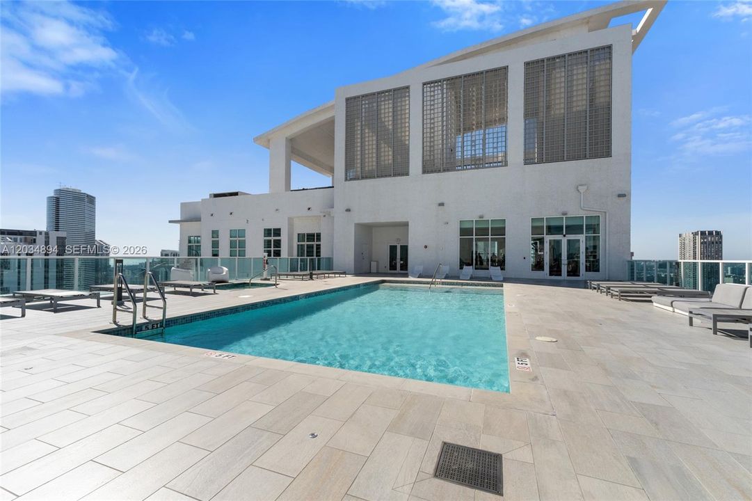 For Sale: $395,000 (1 beds, 1 baths, 950 Square Feet)