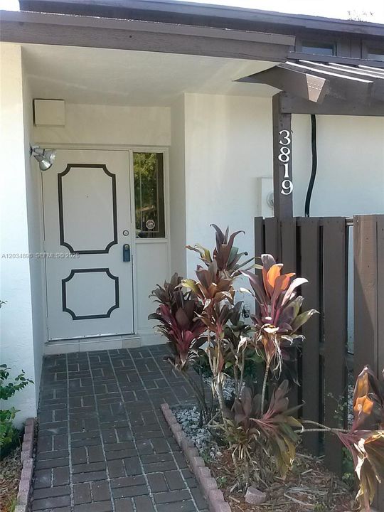 For Rent: $2,350 (2 beds, 2 baths, 1050 Square Feet)