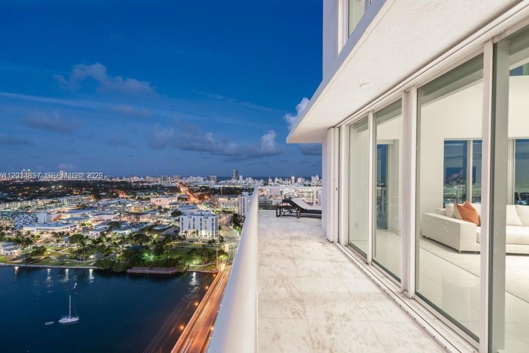 En Venta: $10,985,000 (3 camas, 3 baños, 4750 Pies cuadrados)