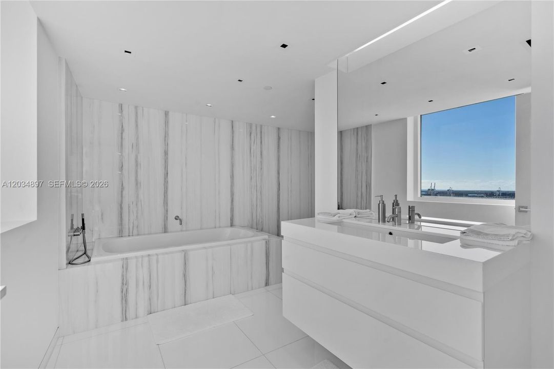 En Venta: $10,985,000 (3 camas, 3 baños, 4750 Pies cuadrados)