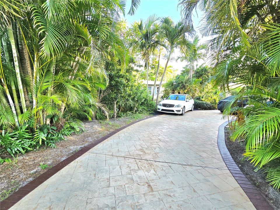 For Sale: $1,000,000 (3 beds, 2 baths, 2268 Square Feet)