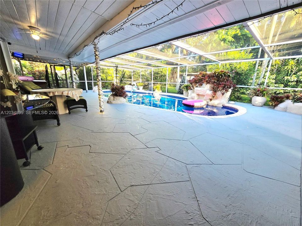 For Sale: $1,000,000 (3 beds, 2 baths, 2268 Square Feet)