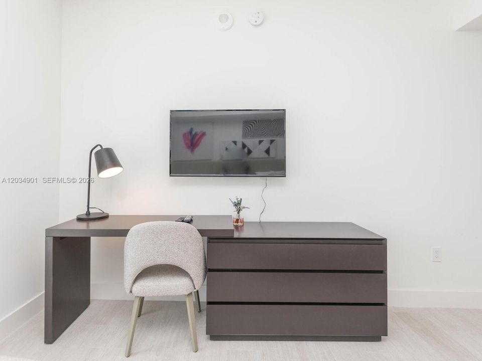 For Sale: $785,000 (2 beds, 2 baths, 1044 Square Feet)