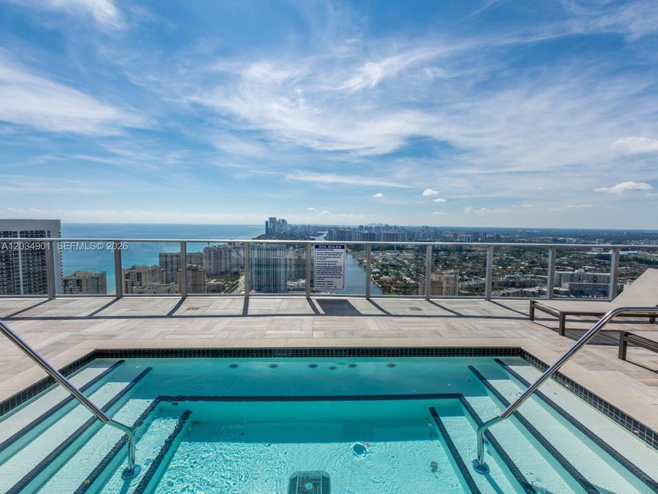 For Sale: $785,000 (2 beds, 2 baths, 1044 Square Feet)